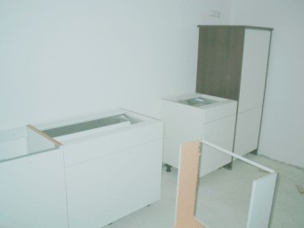 Küchenunterschränke beim Aufbau und Ausrichten