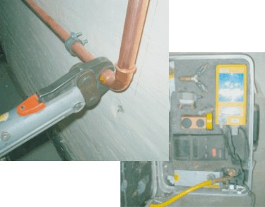 Kupferrohr wird verpresst, rechts die Elektronik der neuen Gas-Brennwerttherme