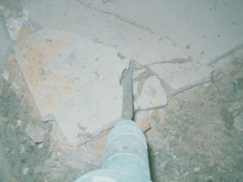 Stemmhammer beim Abbruch des alten Duschbodens