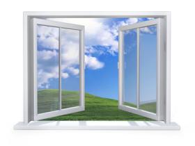Geöffnetes weißes Fenster mit Blick auf Wiese und Himmel