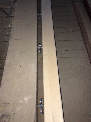 Holzbohle verschrauben an Deckenbalken