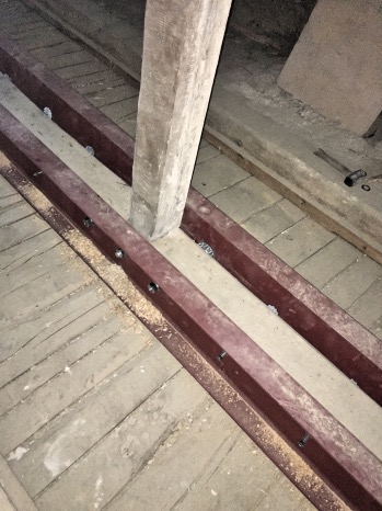 Stiele an Deckenbalken verstärken